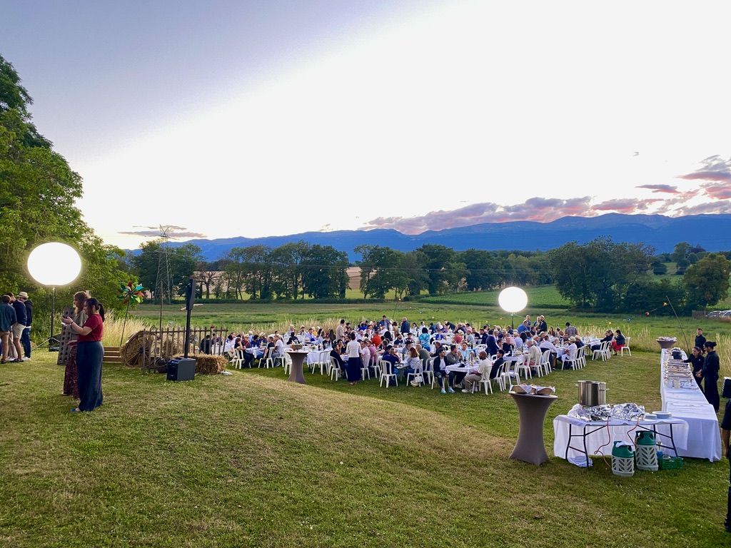 Dîner en plein air face au Jura