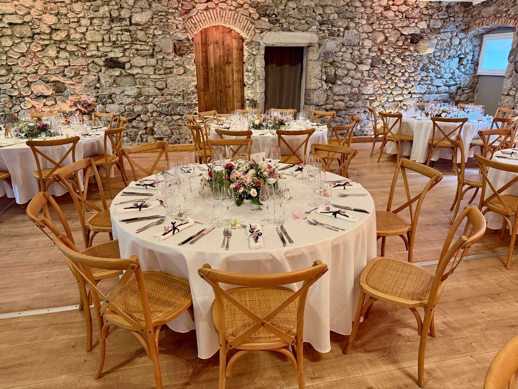Dîner dressé devant le mur en pierre