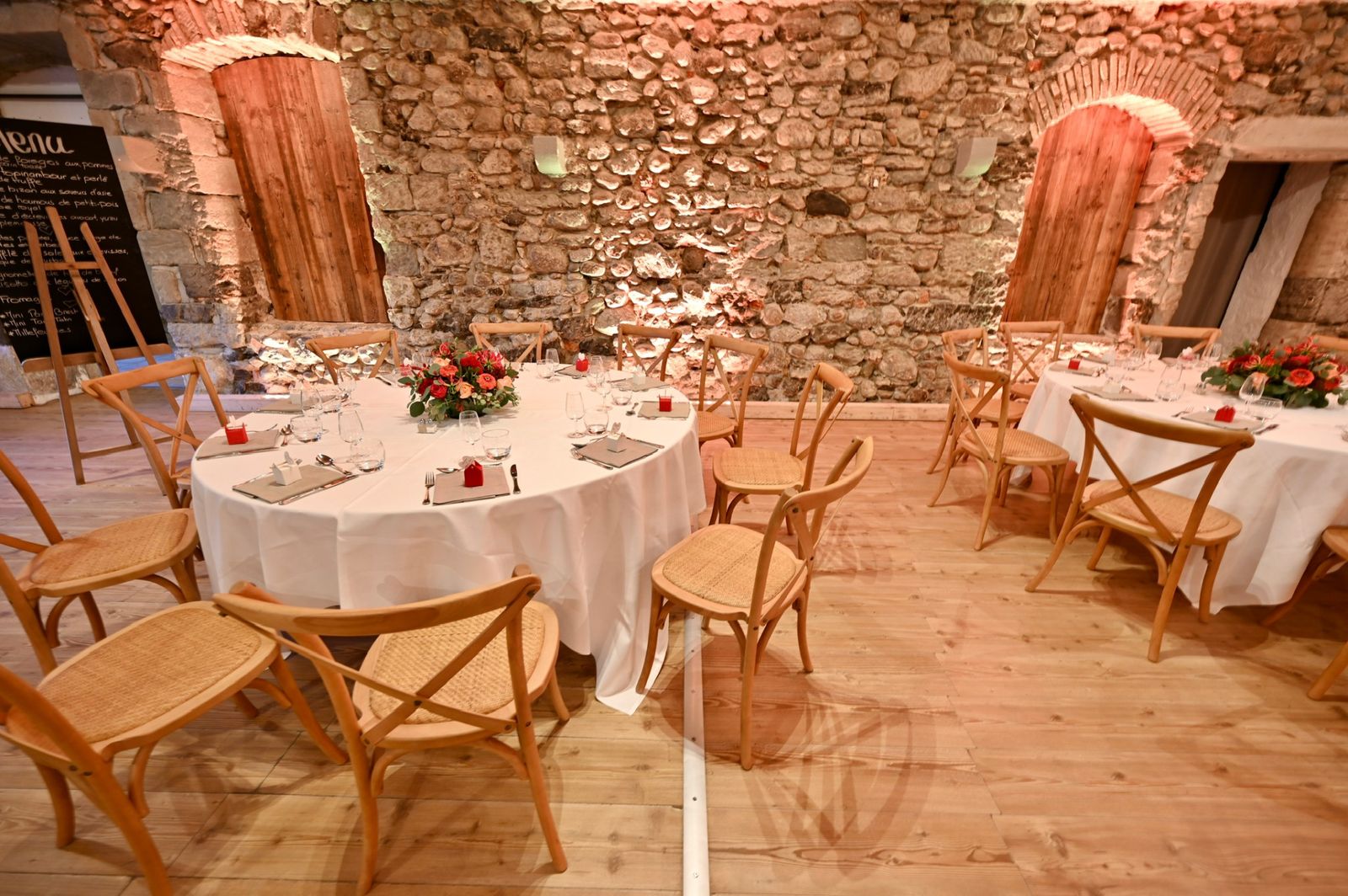 Tables dressées devant le mur en pierre