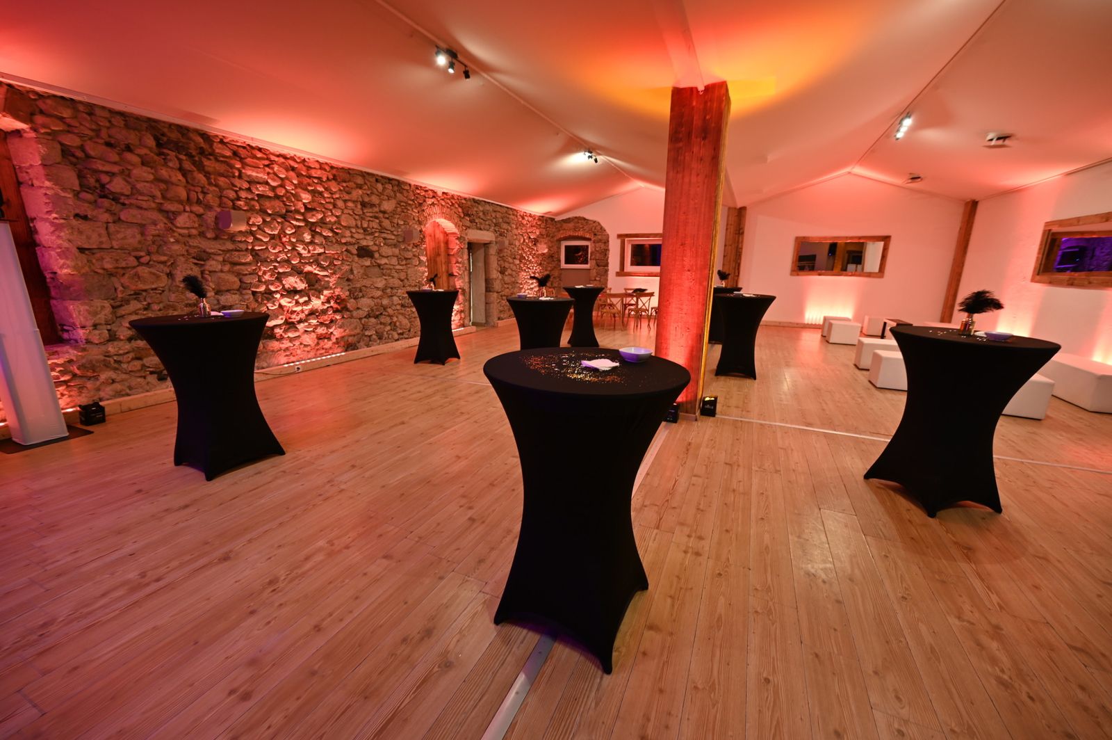 Salle éclairée pour la soirée dansante